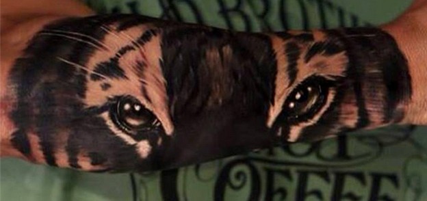 Tatuaje en el antebrazo, ojos de tigre impresionantes