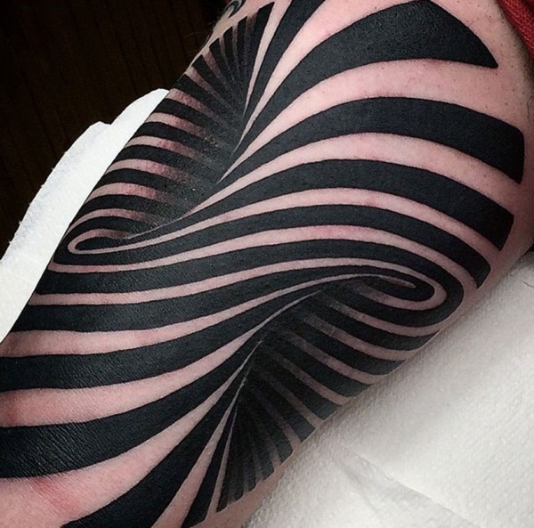 Tolle sehr detaillierte 3D hypnotische Linien Tattoo am Oberschenkel