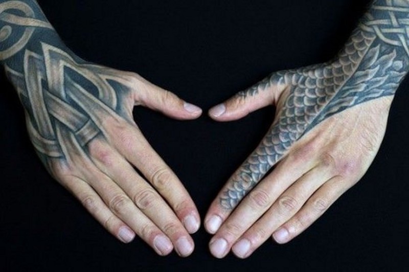 Erstaunliche sehr detaillierte schwarze mittelalterliche Rüstung Tattoo am Händen und Finger