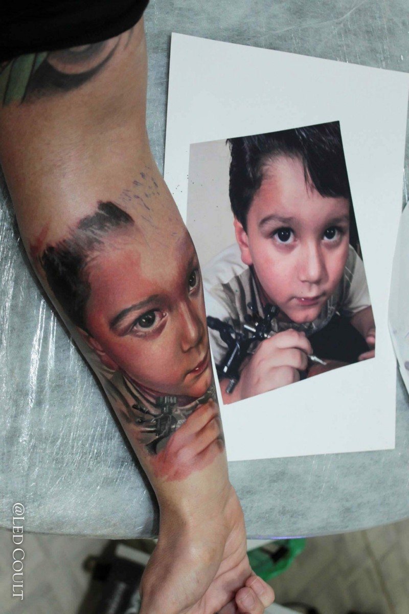 Tolles sehr detailliertes farbiges Unterarm Tattoo mit Jungen Porträt
