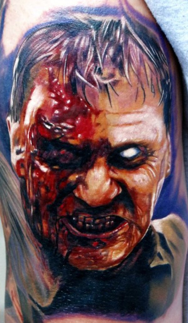 Tolles sehr detailliertes farbiges im Horror Stil Schulter Tattoo mit Zombie Mann Gesicht