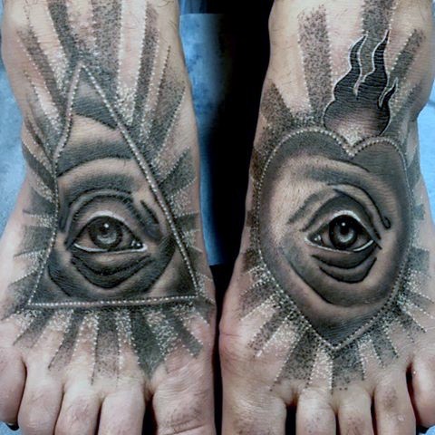 Freimaurerische  verschiedene schwarze Tattoos mit  mystischen Augen an Füßen