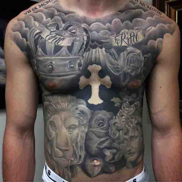 Tatuaje en el pecho y vientre, 
combinación de corona rosa león y estatua antigua, colores negro blanco