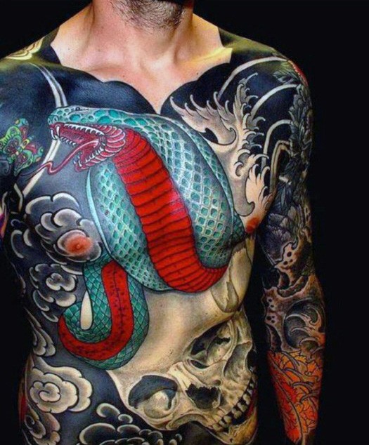 Tatuaje  de serpiente cobra colorida en estilo asiático