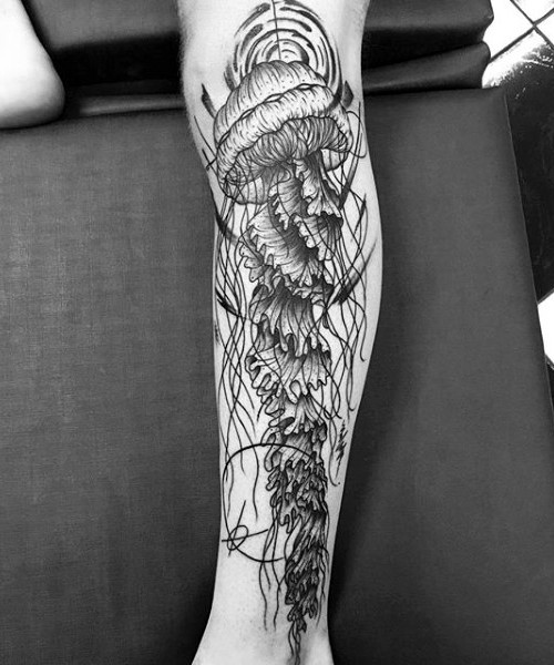 Tatuaje en la pierna, medusa grande espléndida