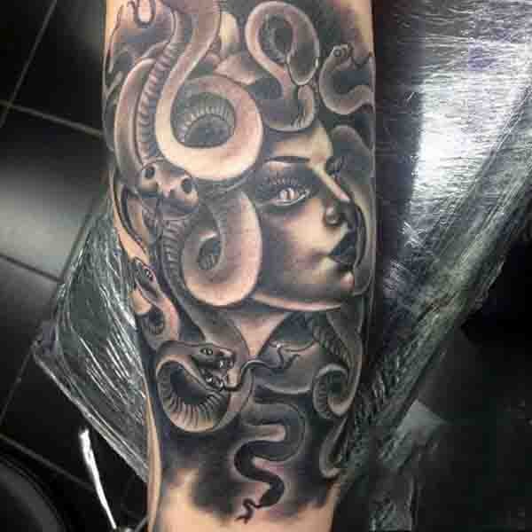 Tatuaje en el antebrazo,
Medusa con montón de serpientes tremendos volumétricos