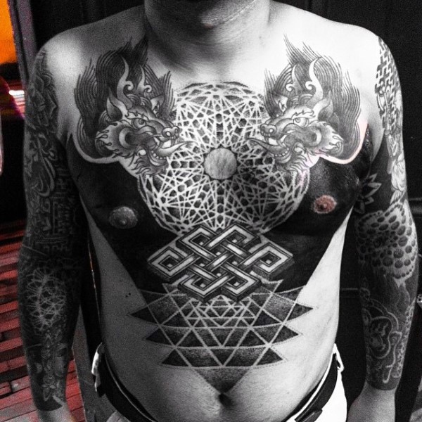 Massives schwarzweißes mystisches Ornamenten Tattoo an der Brust mit Drachen