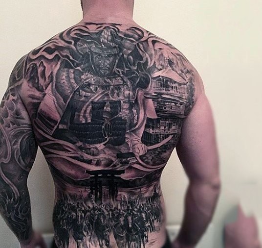 Tatuaje en la espalda, dibujo negro blanco  impresionante detallado  de guerreros samurai