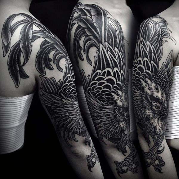 Tatuaje en el brazo,  gallo de pelea grande negro blanco