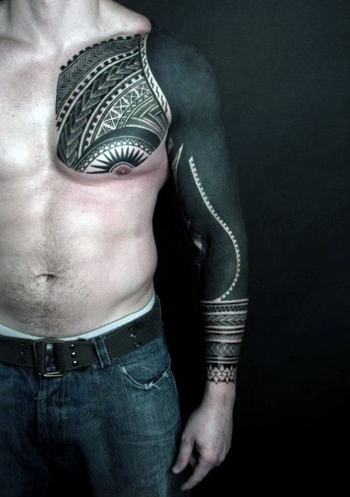 Massives schwarzes Tattoo an dem Ärmel und Brust