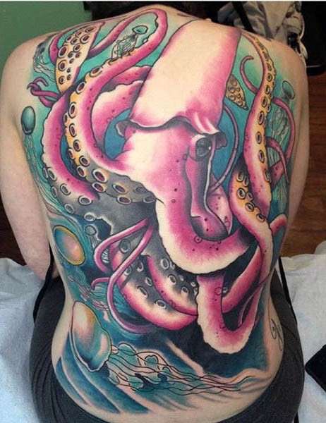 Tatuaje en la espalda, calamar rosado en el mundo submarino pintoresco