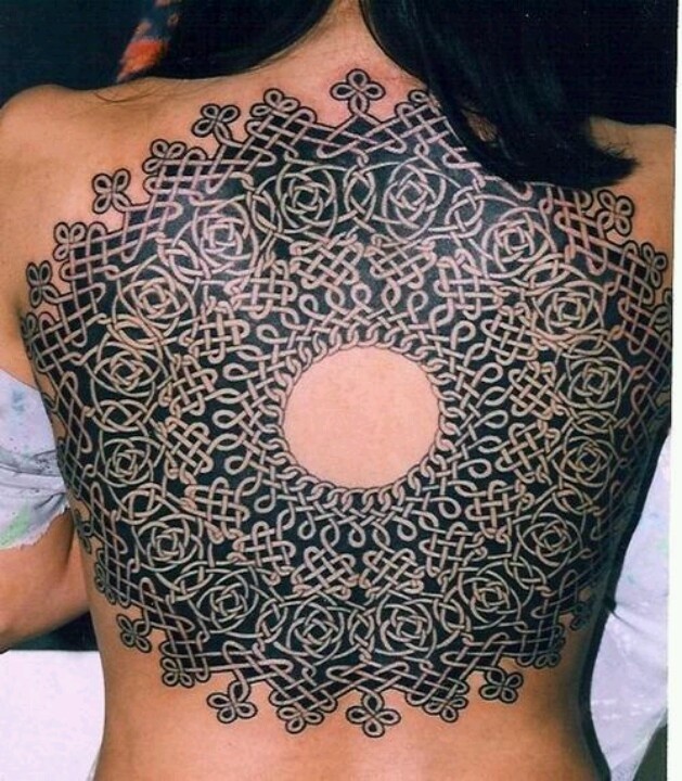 massiccio stile celtico bianco e nero ornamento tatuaggio su parte superiore della schiena