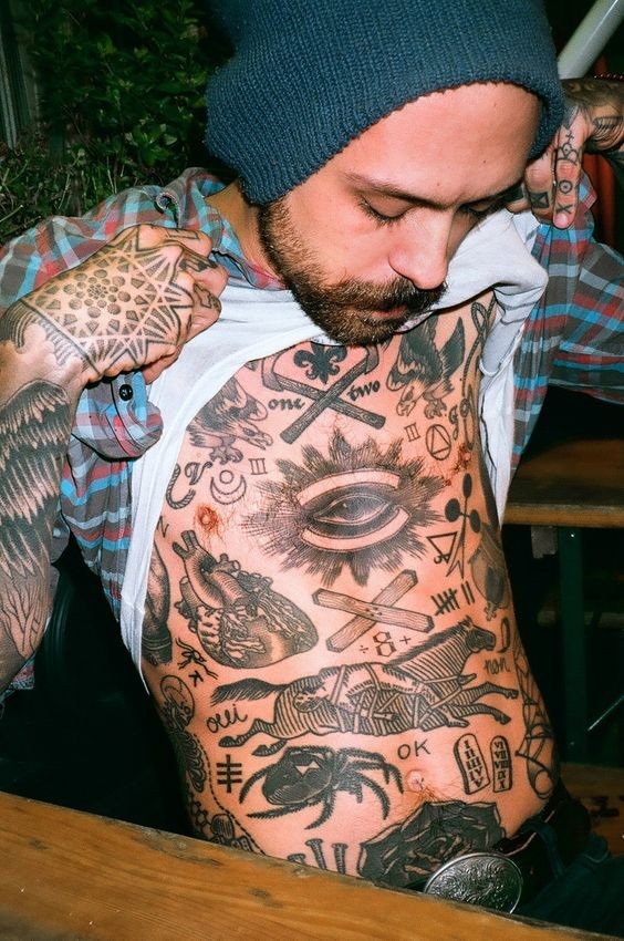 Montón de tatuajes increíbles en todo el cuerpo