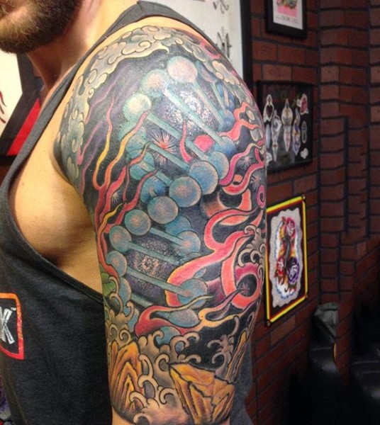 Tatuaje en el brazo, ADN en el fondo del océano, dibujo multicolor