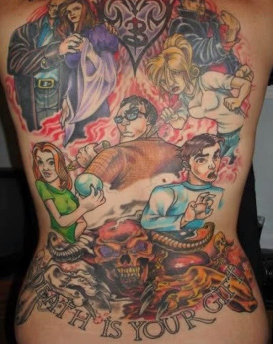 Massives Comic-Bücher buntes Tatto am ganzen Rücken mit verschiedenen Helden und Schriftzug