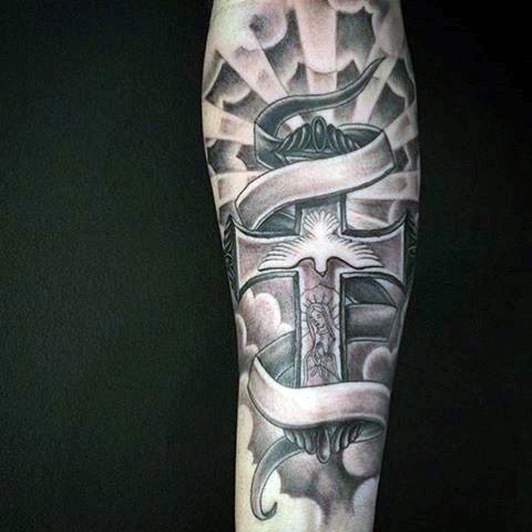 Massives Kreuz mit Maria religiöses Unterarm Tattoo mit Banner und weißer Taube