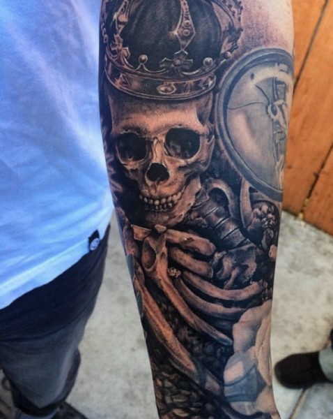 Tatuaje en el antebrazo, esqueleto de rey en corona estupenda