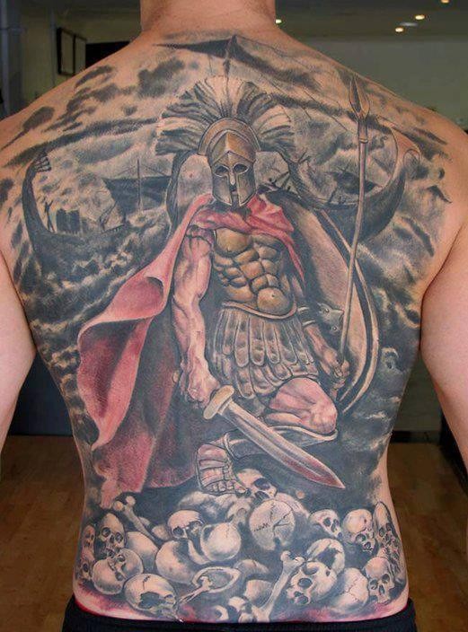Tatuaje en la espalda, guerrero espartano majestuoso entre montón de cráneos humanos