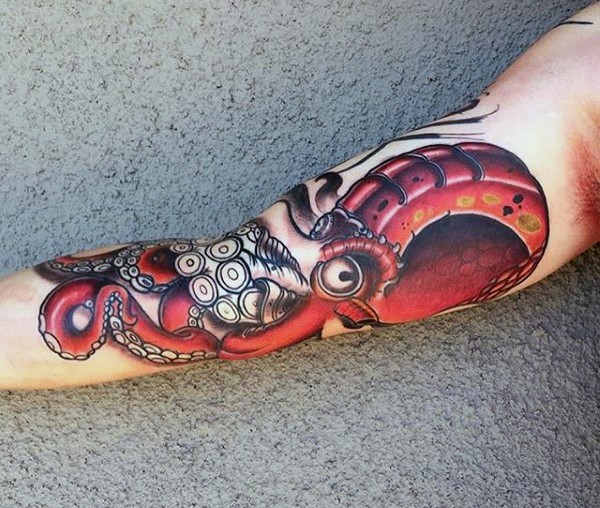 Tatuaje en el brazo,
pulpo rojo magnífico detallado