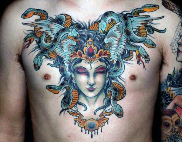 Tatuaje en el pecho, 
Medusa  Gorgona carismática en joyas, dibujo de varios colores