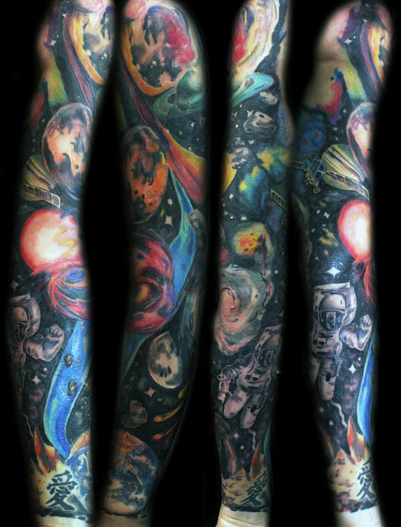 Tatuaje en el brazo completo, diseño enorme multicolor de planetas diferentes