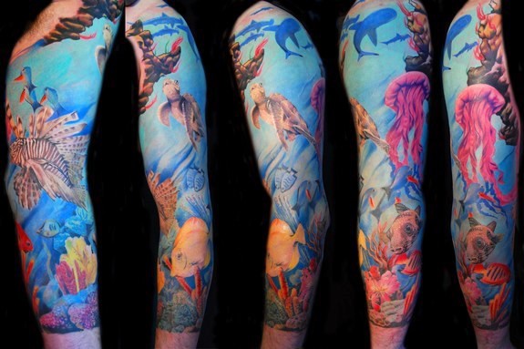 Tatuaje multicolor en el brazo completo,
mundo submarino alucinante con amimales diferentes