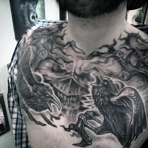 massiccio mistico dipinto inchiostro nero corvi con faccia demoniaca in nebbia tatuaggio su petto