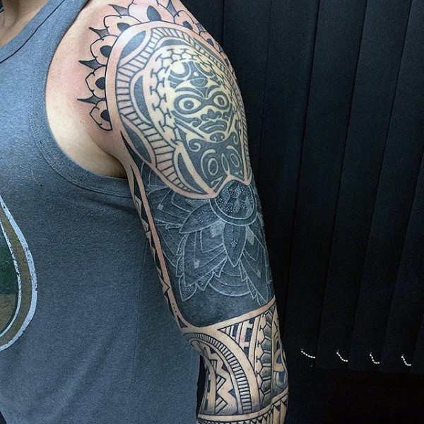 Tatuaje en el brazo, diseño estupendo de estilo polinesio