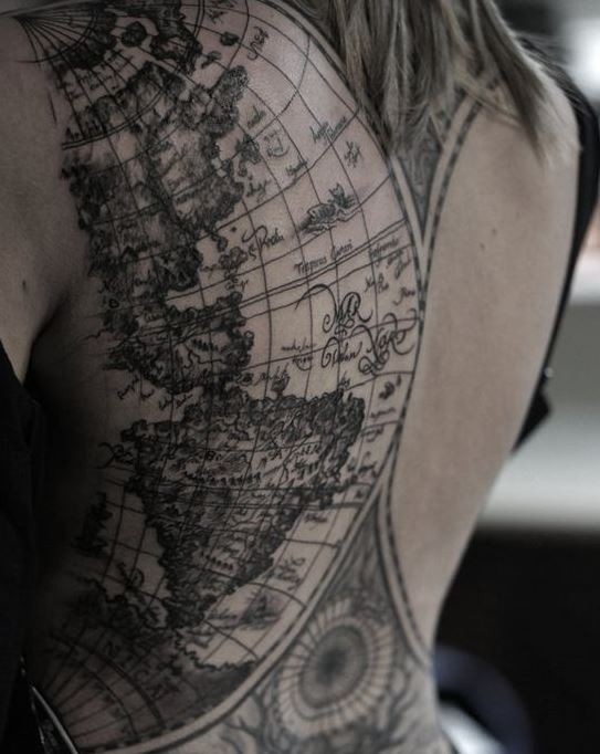 Massives sehr detailliertes schwarzes Tattoo am ganzen Rücken mit Weltkugel und Schriftzug
