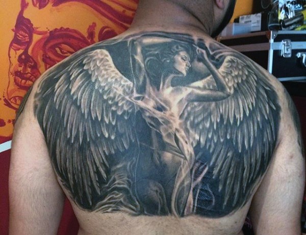 Tatuaje en la espalda, mujer graciosa con alas blancas desplegadas