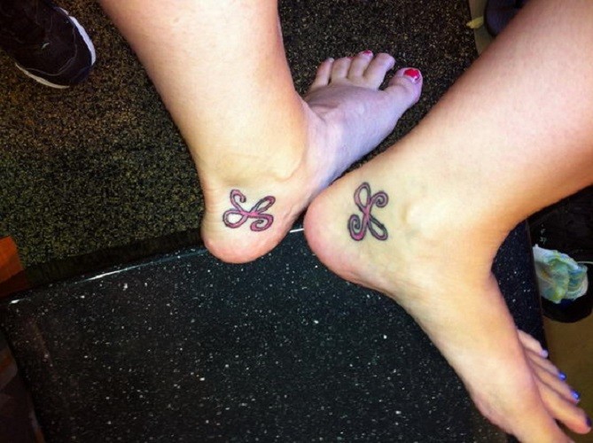 Tatuajes en los pies, letras, estilo celta