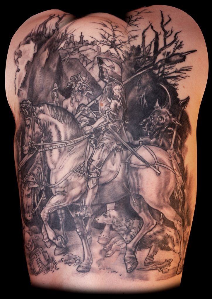 Tatuaje en la espalda completa, caballero a caballo en el bosque