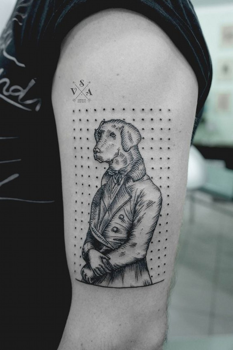 Tatuaje en el brazo,
perro hombre en un traje precioso