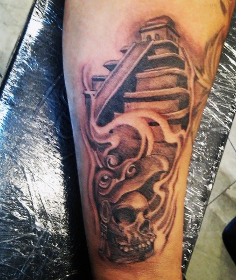 Mittlere Größe schwarzweißes Arm Tattoo mit Tribal Schädel und Tempel