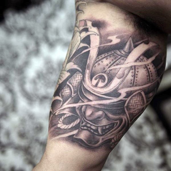Tatuaje en el brazo, casco de samurái simple