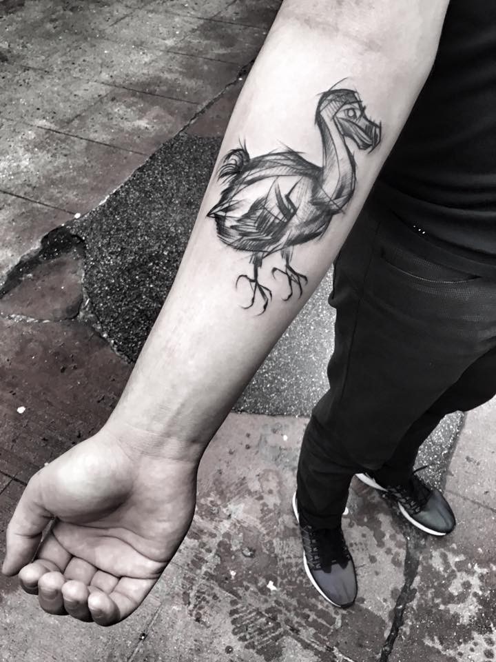 Tatuagem de antebraço de tinta preta de tamanho médio de pequeno pássaro