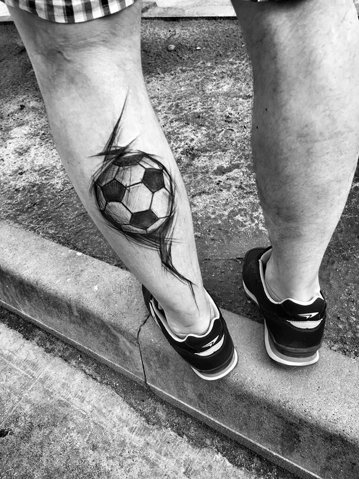 Inchiostro nero di medie dimensioni dipinto dal tatuaggio Inez Janiak di una piccola palla nera