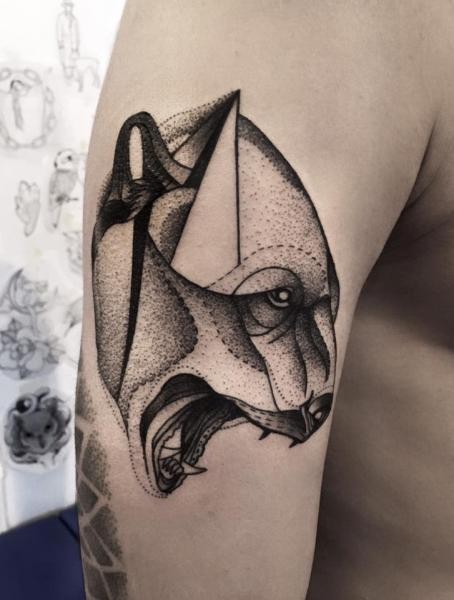 Estilo de trabajo de mediano tamaño pintado por Michele Zingales tatuaje de la parte superior del brazo de la cabeza rugiente del oso