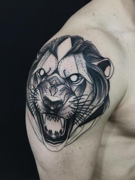 Tatuagem de braço superior estilo blackwork de tamanho médio de rugir cabeça de urso por Michele Zingales