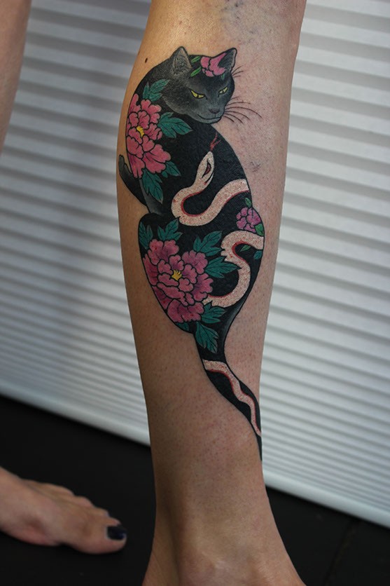 Dimensione media colorata da horitomo Manmon cat tattoo on leg