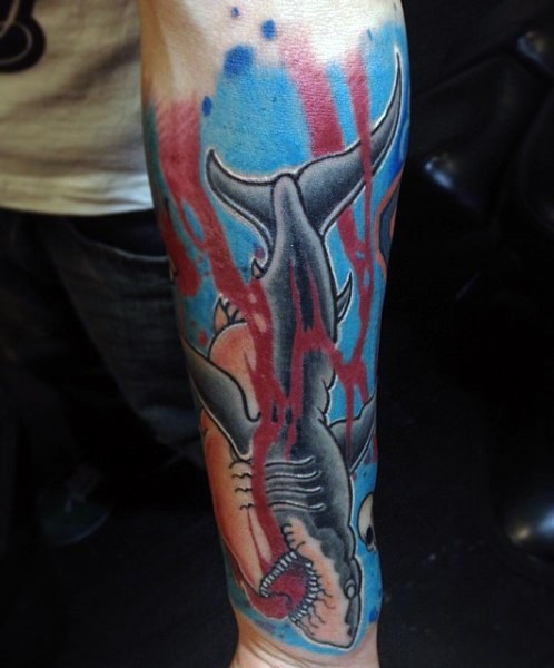 Mittelgroßes farbiges Unterarm Tattoo mit blutigem Hai