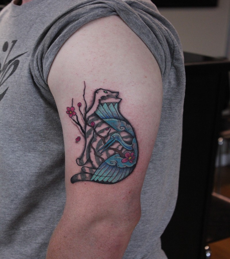 Tatuagem de ombro colorido tamanho médio de gato Manmon estilizado com flores