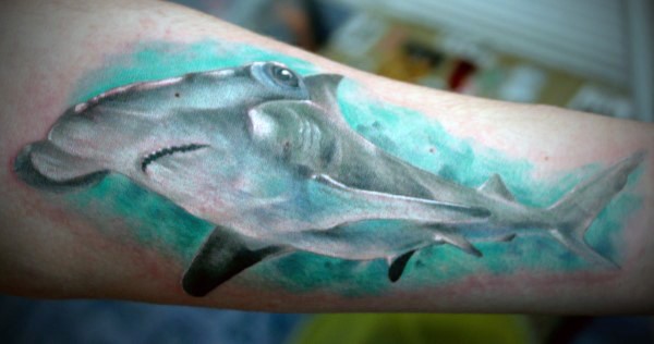 Mittelgroßes unglaublich aussehendes farbiges Hai Tattoo am Arm