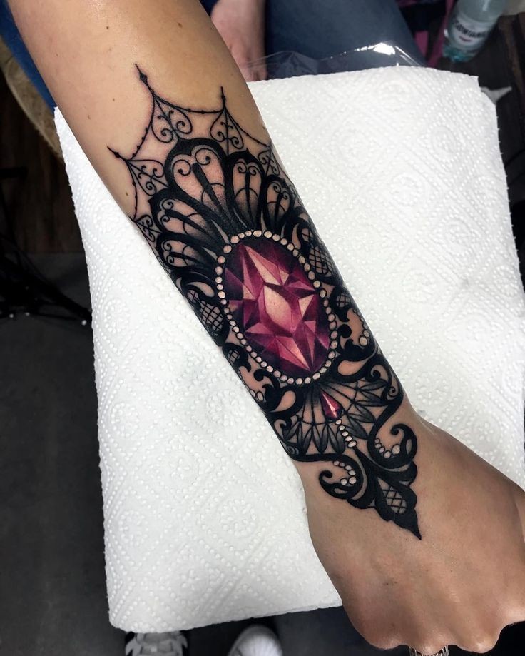 Tamanho médio grande colorido por Jenna Kerr tatuagem de faixa de braço com grande diamante