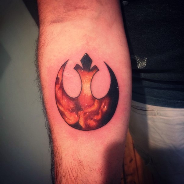 Tatuaje en el antebrazo,  emblema de Rebelde ardiente