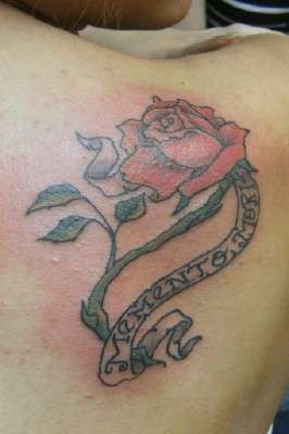 Tatuaje de rosa y frase memento mori