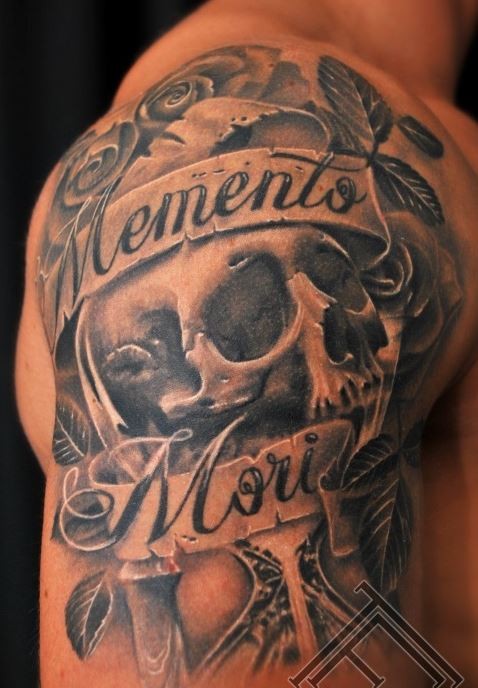 Tattoo "‚Denke daran, dass du stirbst‘ mit Totenkopf und Rosen am Arm