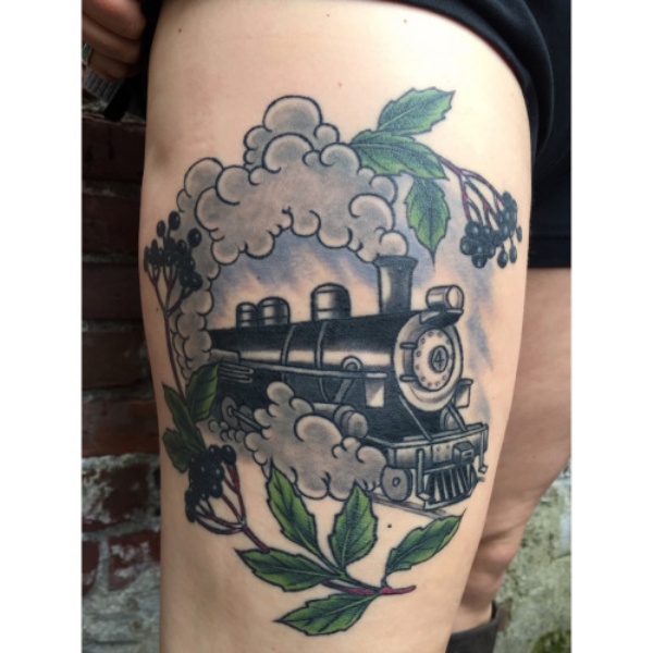 Tatuaggio della coscia in stile acquerello colorato commemorativo del treno con rami di albero
