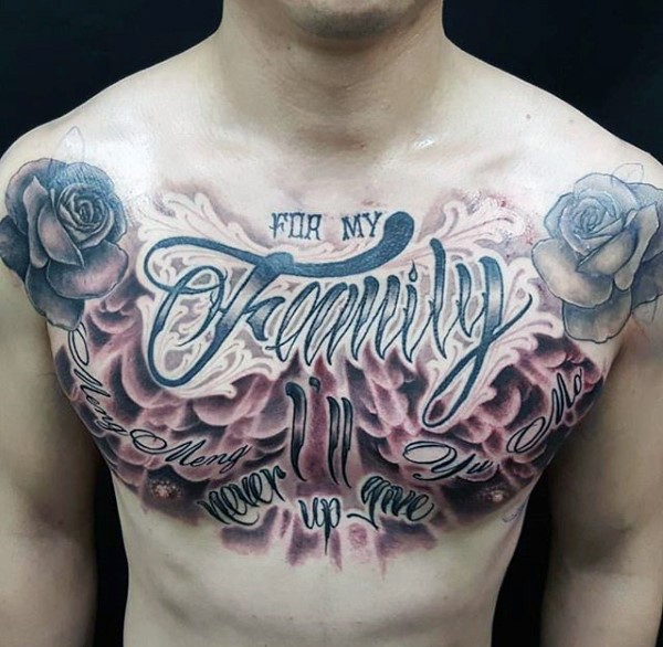 Tatuaje en el pecho,  escrito familia precioso con rosas