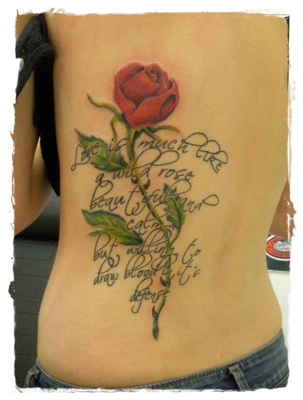 Tatuaje en el costado, rosa con tallo largo fino y inscripción de letra curciva